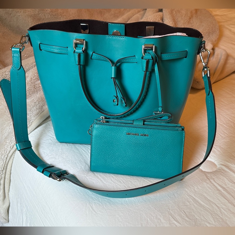 TEAL COLORED MICHAEL KORS BLAKELY BUCKET BAG WITH MATCHING WRISTLET!!